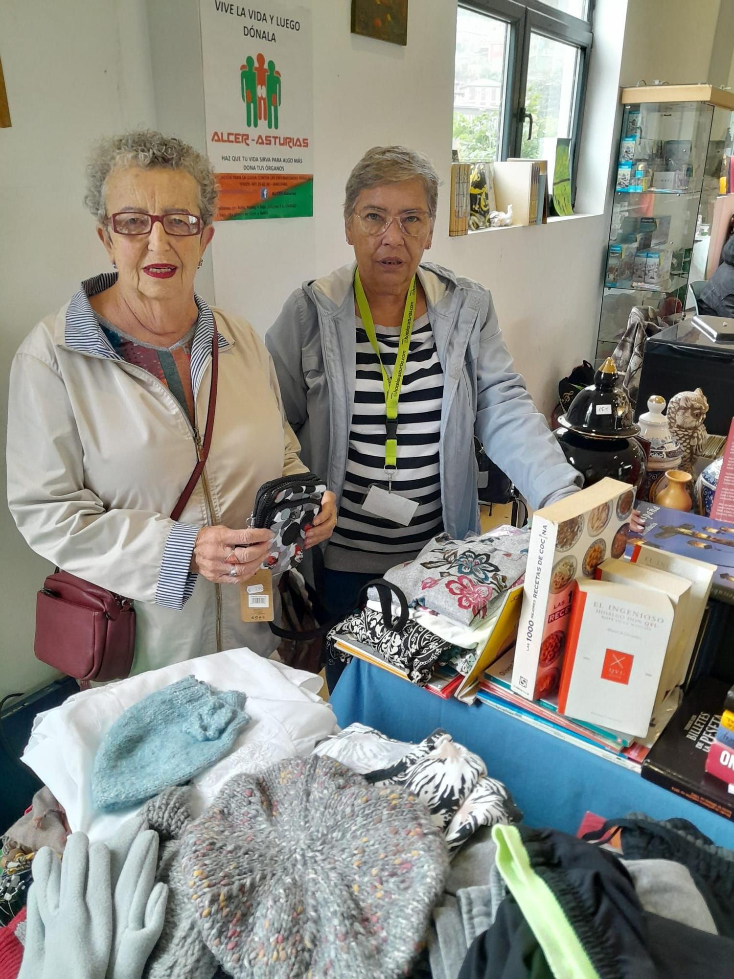 Compra, vende, cambia, así es la Feria del Coleccionismo de Mieres, en la que "hay de todo"