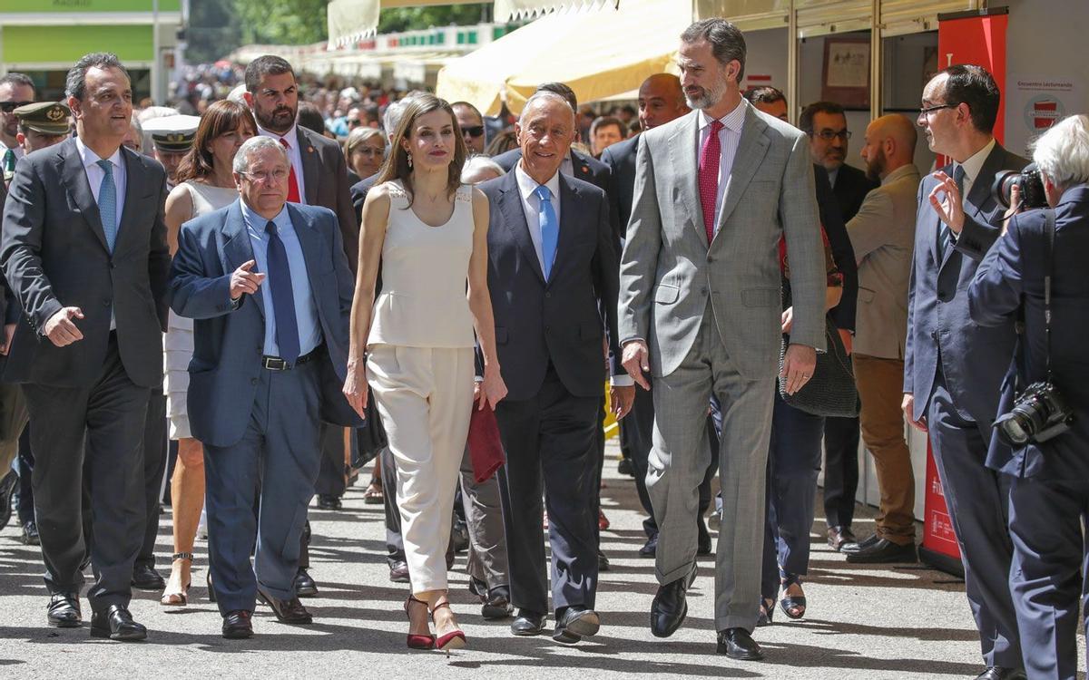 Letizia Ortiz junto a Felipe VI en la Inauguración de la Feria del Libro