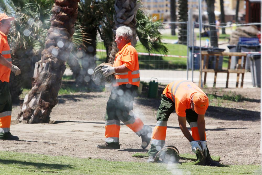 Comienzan las labores de limpieza de las playas de Málaga capital antes del inicio de la temporada de verano