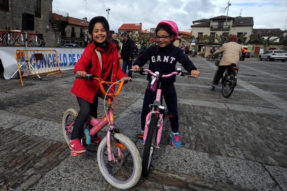 Un pelotón de ciclistas desafía a la lluvia en Cambados