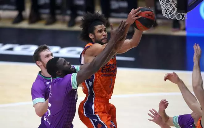 Partido de la Liga Endesa entre el Valencia Basket y el Coosur R . Betis