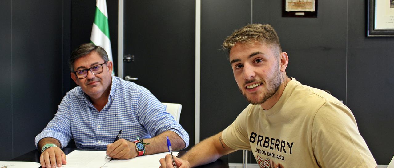 Javier González Calvo y Antonio Casas firman la renovación del delantero rambleño por el Córdoba CF hasta el 2025.