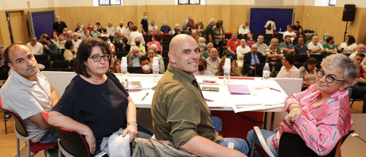 Por la izquierda, César González, Begoña Fernández, Monchu García y Ana González, ayer, poco antes del inicio de la asamblea en el colegio Jovellanos, con militantes al fondo. | Juan Plaza