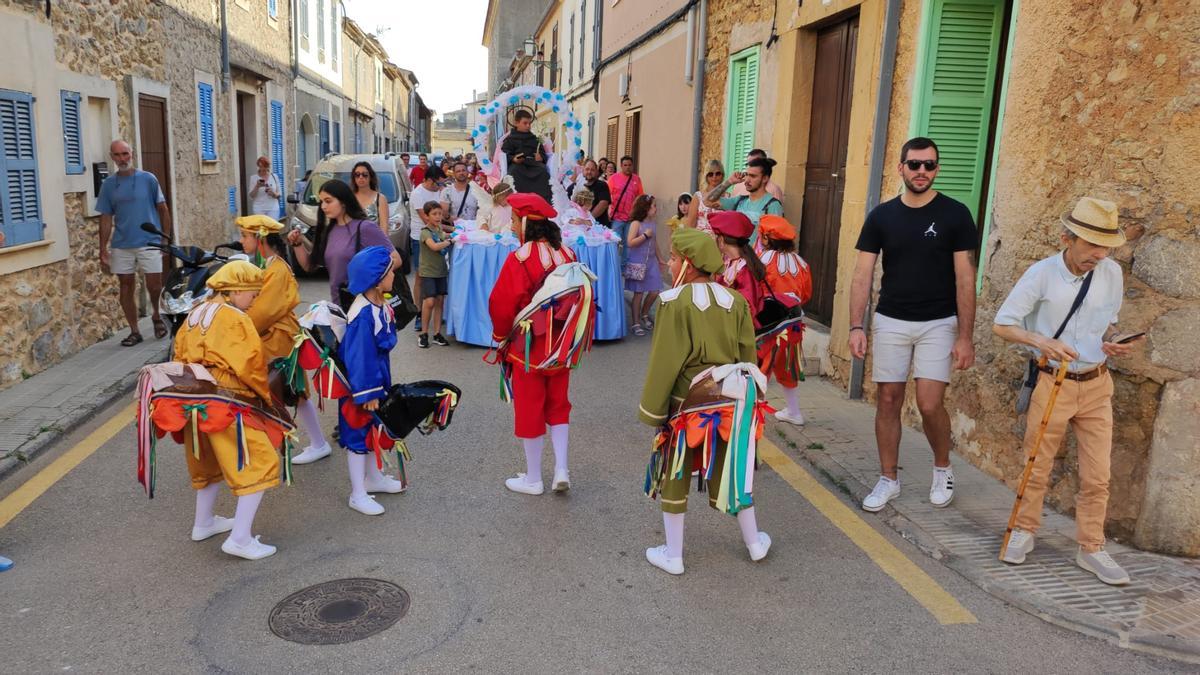 Los ‘cavallets’  danzan en honor a Sant Antoni de Pàdua en Artà