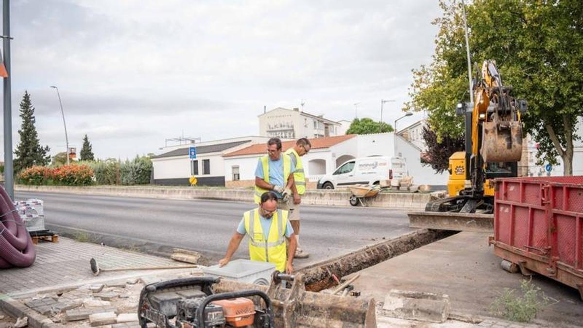Obras de mejoras en la avenida Reina Sofía de Mérida.