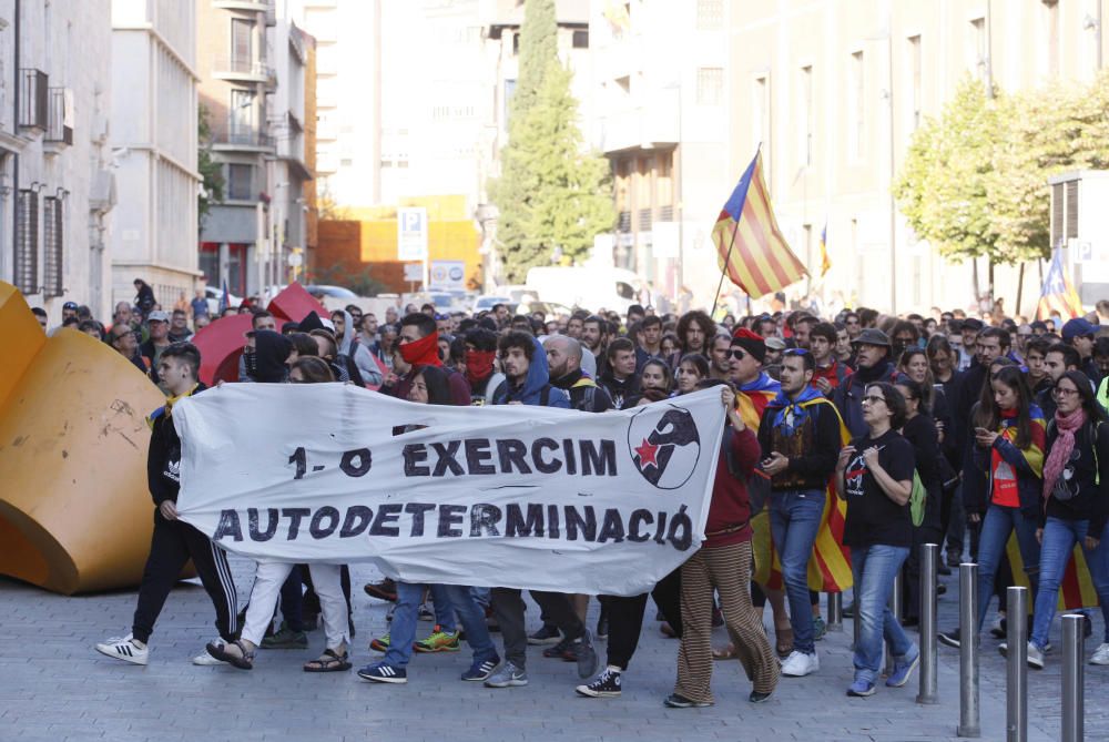 Els CDR retiren la bandera espanyola de la seu de la Generalitat a Girona