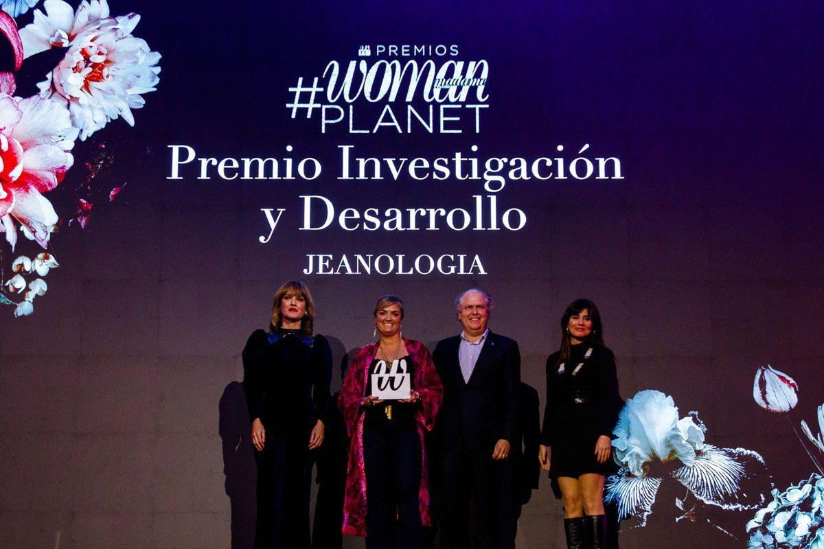 Enrique y Carmen Silla, fundador y directora de marketing de Jeanologia, reciben el Premio Woman Planet Investigación y Desarrollo de las manos de Pilar Alegría, ministra de Educación y Formación Profesional, y Susi Moll, de Prensa Ibérica