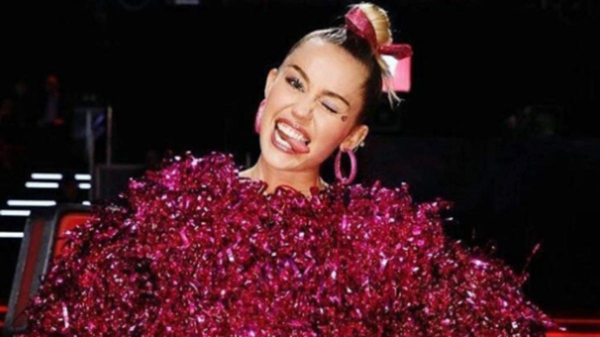 Miley Cyrus, con vestido jersey de María Escoté