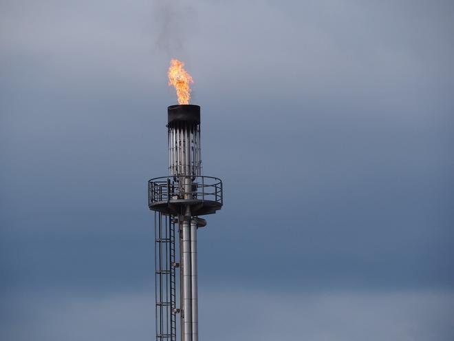 España no es un país productor de combustibles fósiles, pero sigue importando estas fuentes de energía contaminantes.