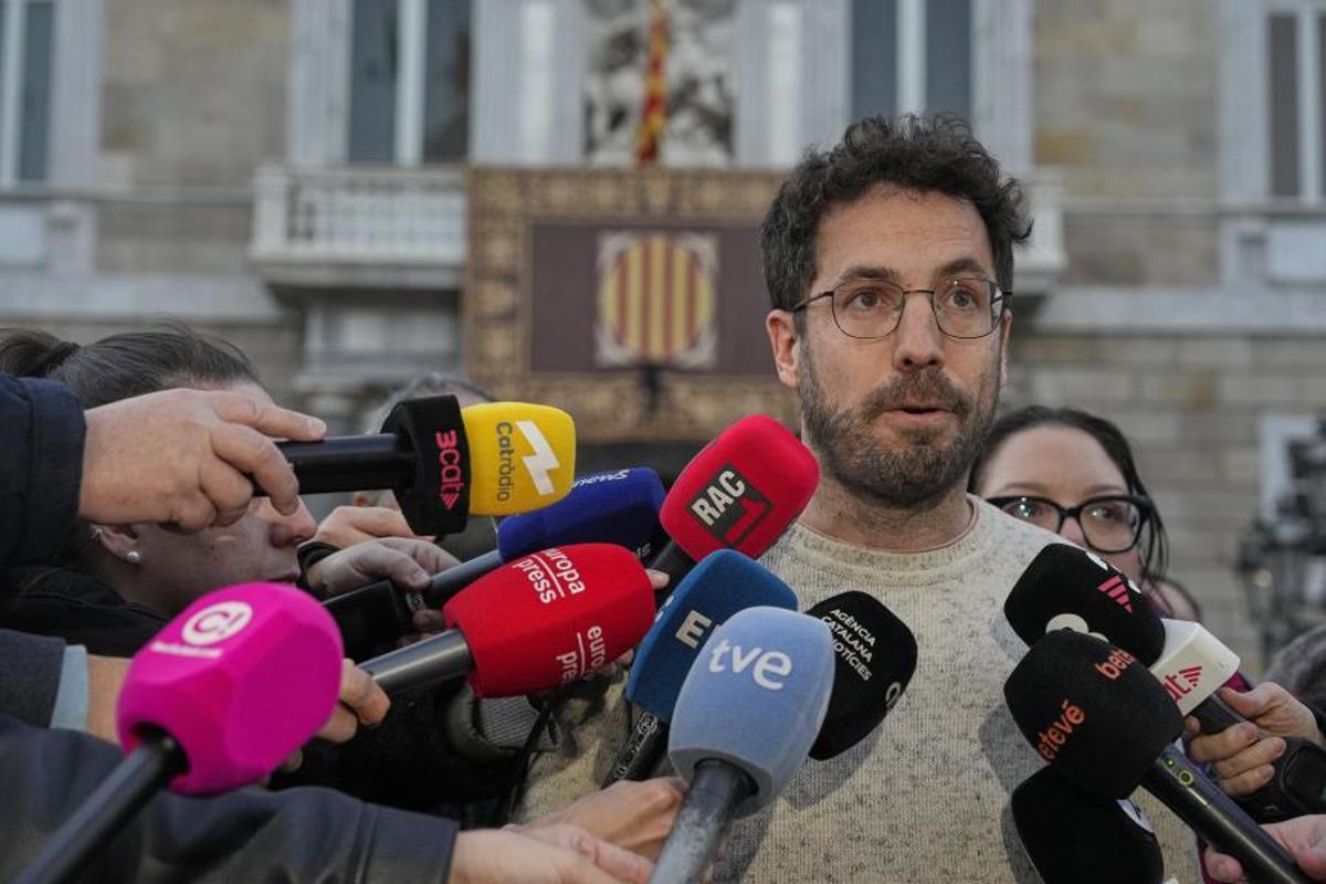 El presidente de la asociación para la Promoción del Transporte Público (PTP), Adrià Ramirez, atiende a los medios frente al Palau de la Generalitat