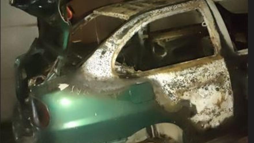 Vehículo desguazado donde comenzó el fuego.