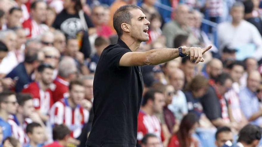 Gaizka Garitano da instrucciones a sus jugadores ayer en el Vicente Calderón.