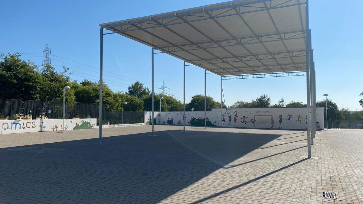 Cubierta del ceip 8 abril en San Antonio de Benagéber.