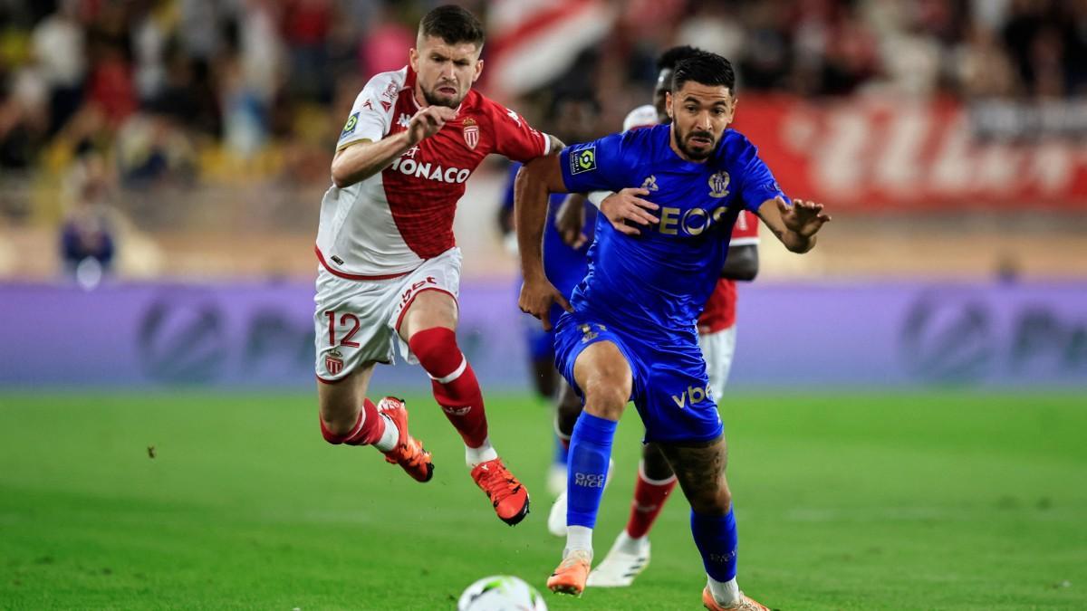 Caio Henrique y Morgan Sanson pugnan por la pelota durante el partido Mónaco - Niza