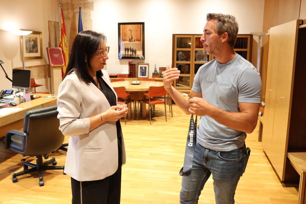 Llanos Massó y Vicente Marzal, en las Corts.