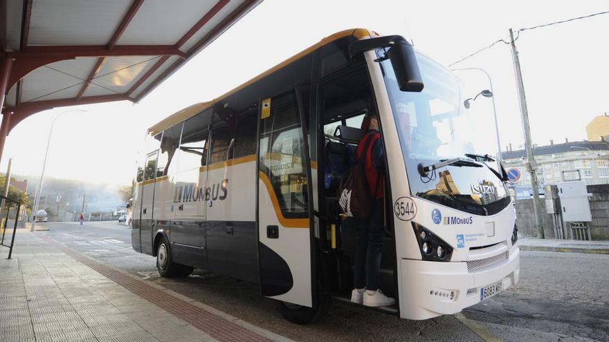 Uno de los autobuses A Estrada-Santiago a su salida de la estación estradense. |  // BERNABÉ/JAVIER LALÍN