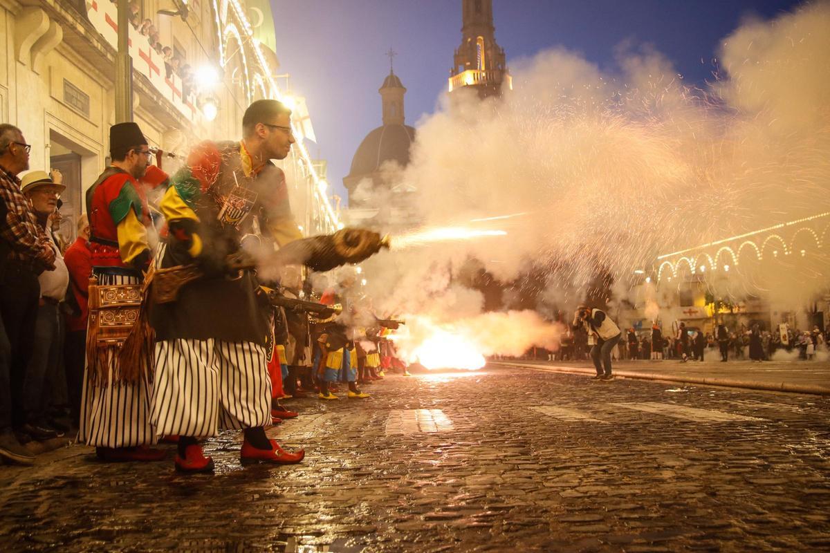 Los arcabuces toman Alcoy en el 750 aniversario de Sant Jordi