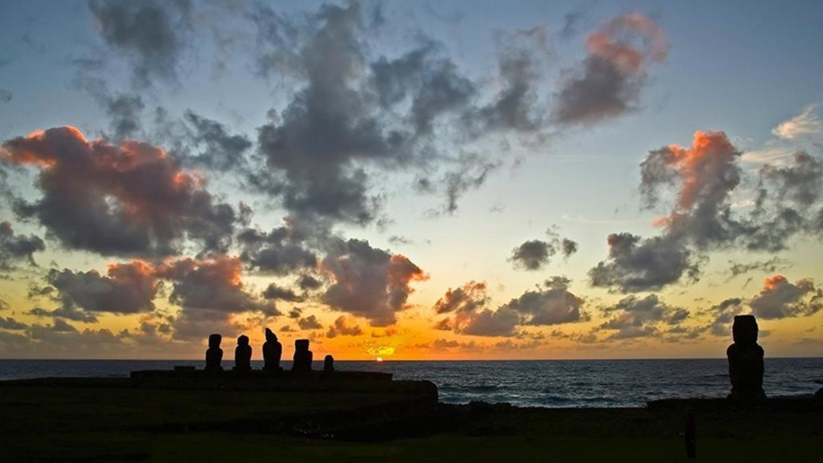 mcatanzaro33970411 antardecer en los moai de hanga roa  la capital de160520203432