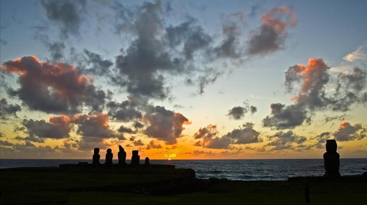 mcatanzaro33970411 antardecer en los moai de hanga roa  la capital de160520203432