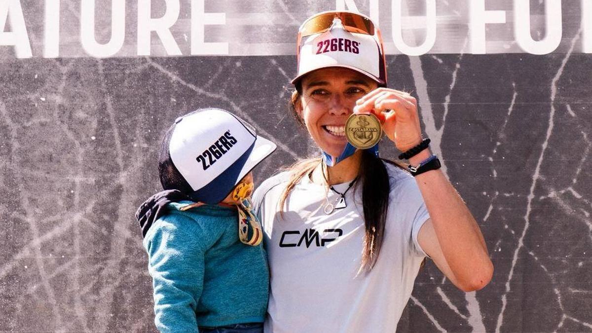 Anna Comet amb el seu fill petit, després de guanyar el Trail Costa Brava.