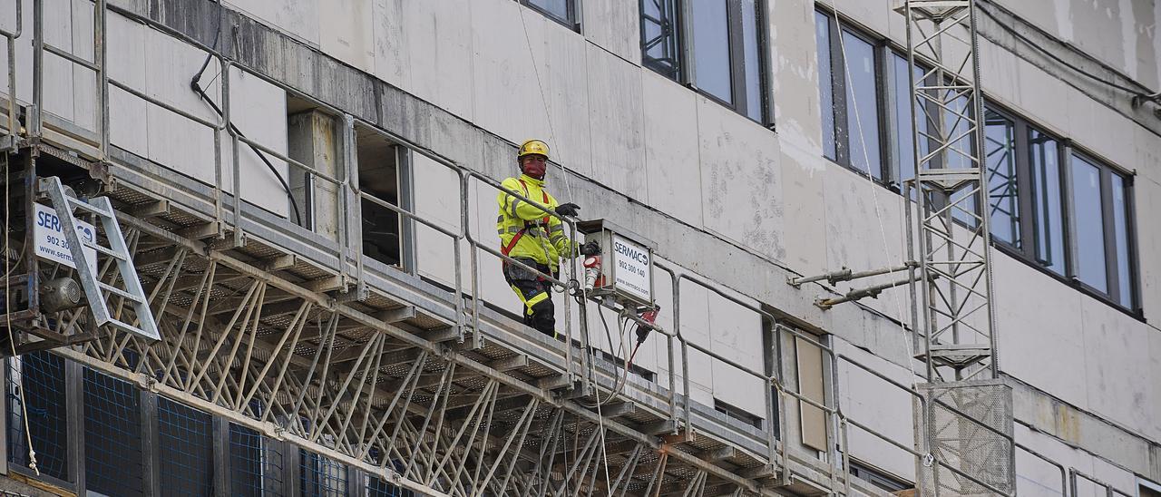 Un obrerer en una construcció el passat mes de març.