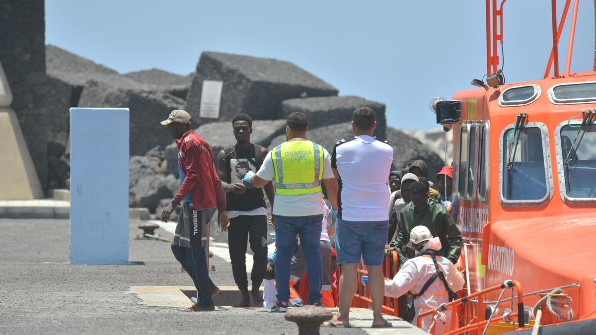Salvamento Marítimo rescata a 43 hombres avistados en un cayuco a 174 kilómetros al sur de El Hierro