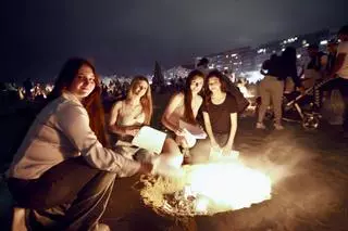 Fuegos artificiales, música, flores, hoguera... la celebración de San Juan en Gijón, en imágenes