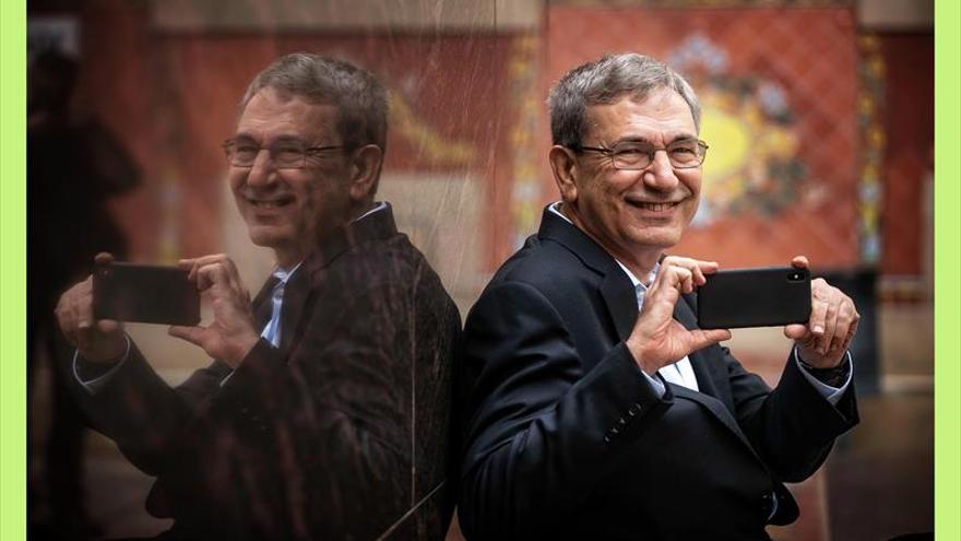 Pamuk, frente al poder