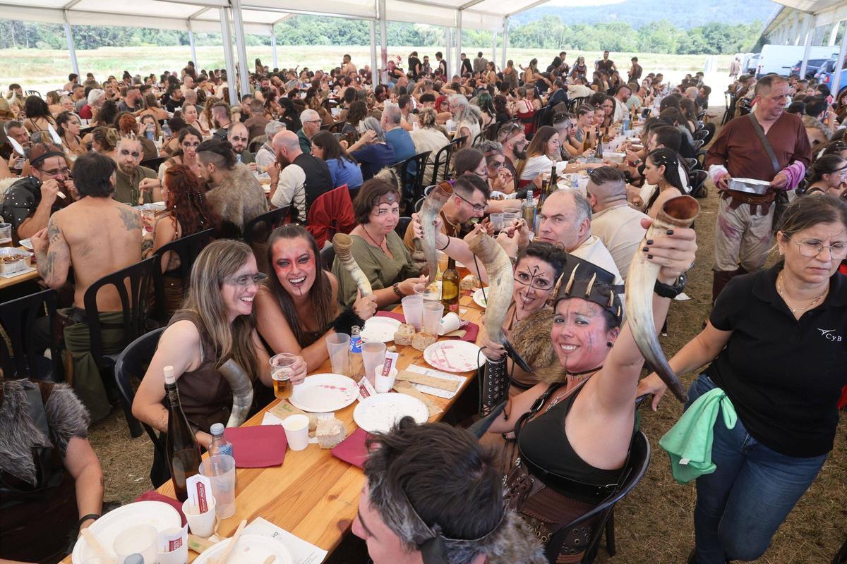 Asistentes al Xantar Vikingo celebrado en las Torres de Oeste de Catoira, donde mañana se celebra el Desembarco de la Romería Vikinga.