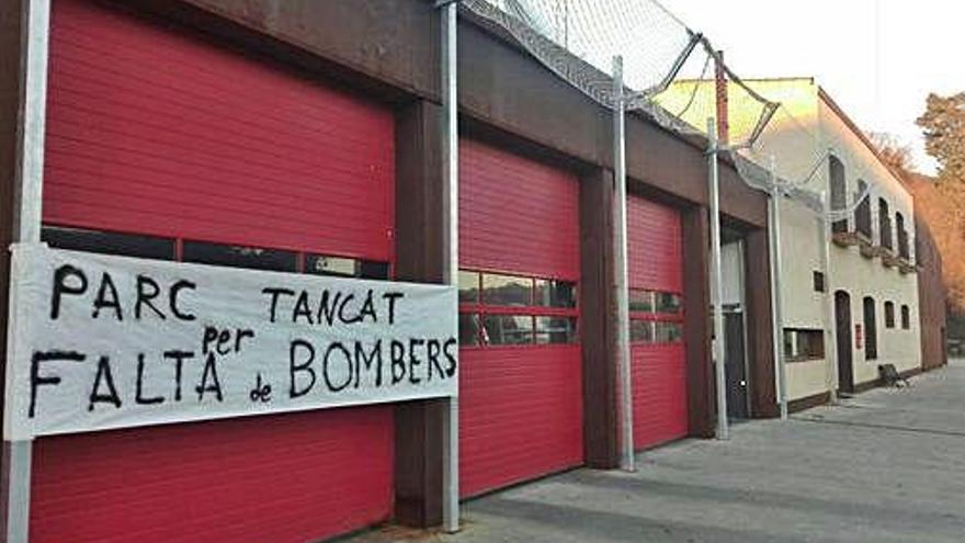 Una pancarta reivindicativa al parc de bombers d&#039;Amer.