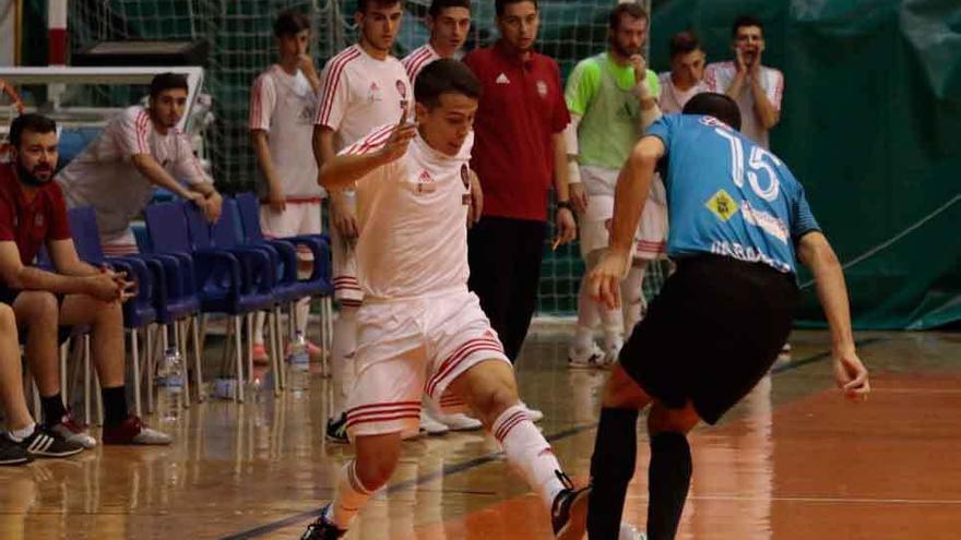 Un jugador del equipo zamorano trata de robar un balón al rival.