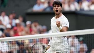 Alcaraz celebra el tercer set ante Berrettini