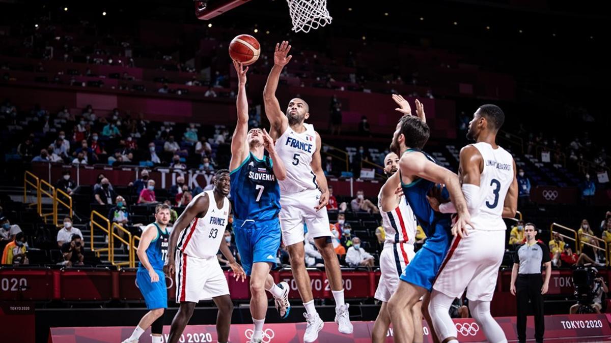 Tapón final de Batum sobre la bandeja de Klemen Prepelic.