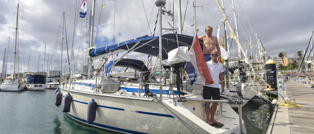 Gerald Lijesen y Daan Jager en su velero atracado en el Muelle Deportivo de la capital este lunes.