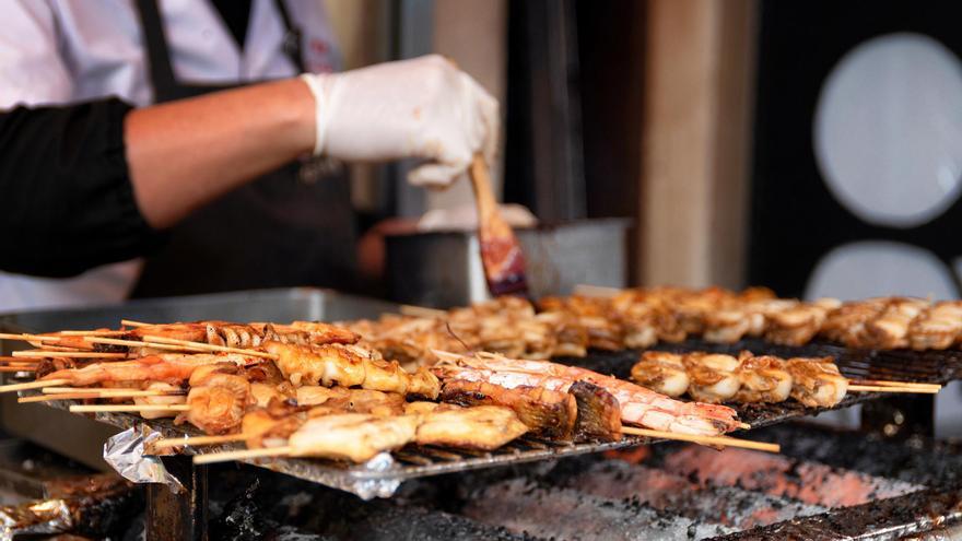 Brochetas de vieiras, mejillón y pepino a las finas hierbas