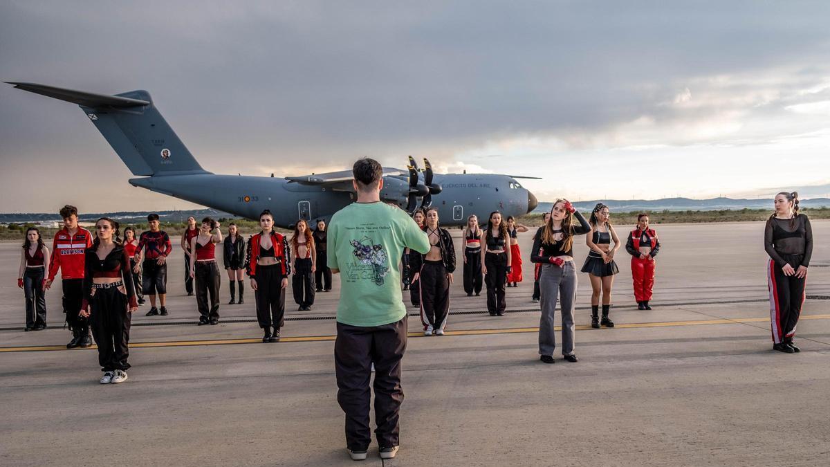 Los alumnos de la primera edición de Moonce Formation en la grabación de un 'videoconcept' en la Base Aérea de Zaragoza.