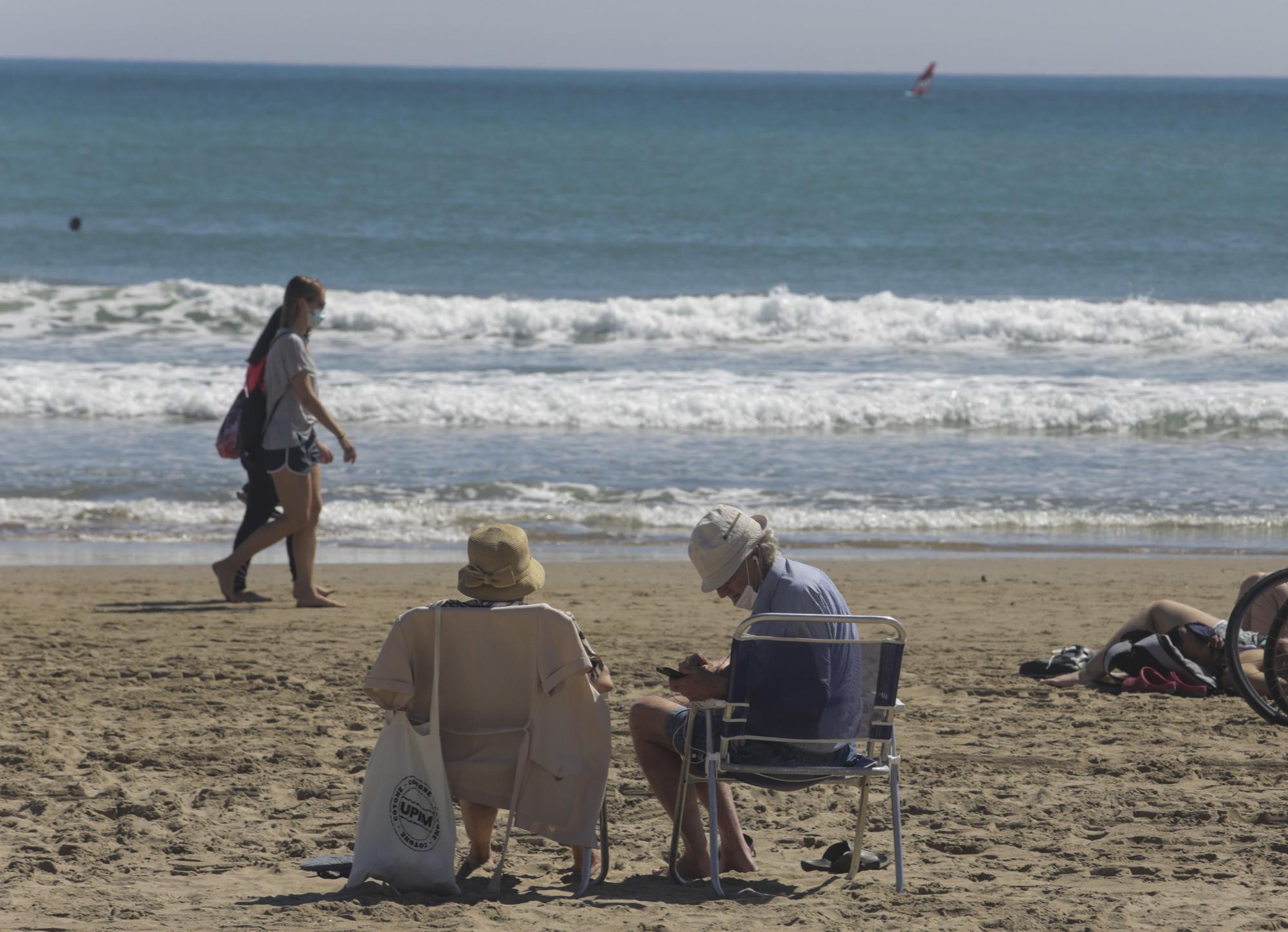 Día de playa sin mascarilla en València