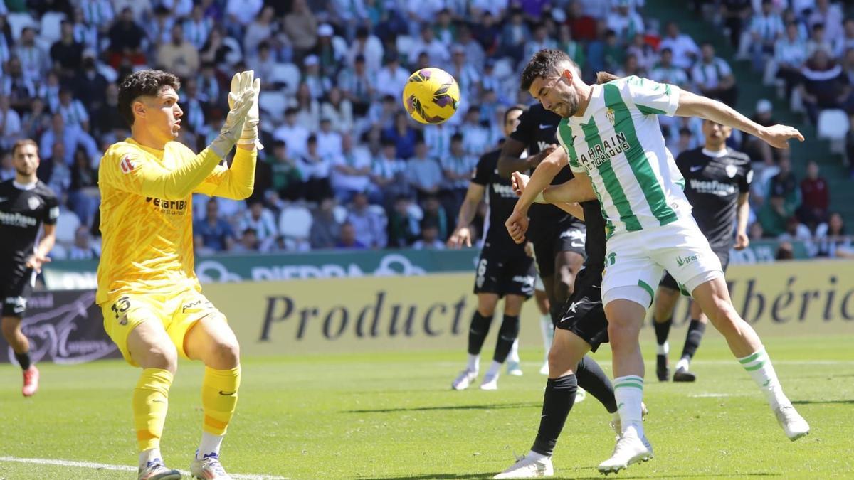 Jacobo González prueba a Dituro en una de las últimas acciones del pasado choque ante el Elche.