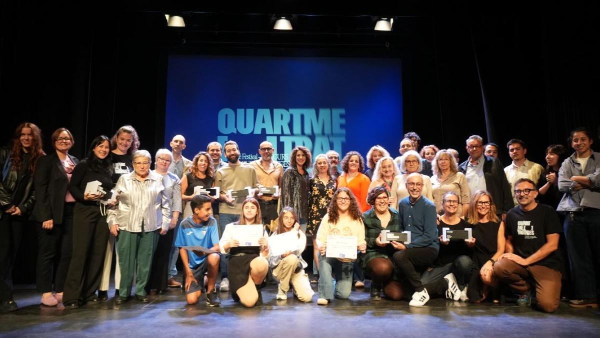 Foto de familia con los ganadores y ganadoras de la 42 edición del Festival Quartmetratges de Quart de Poblet.