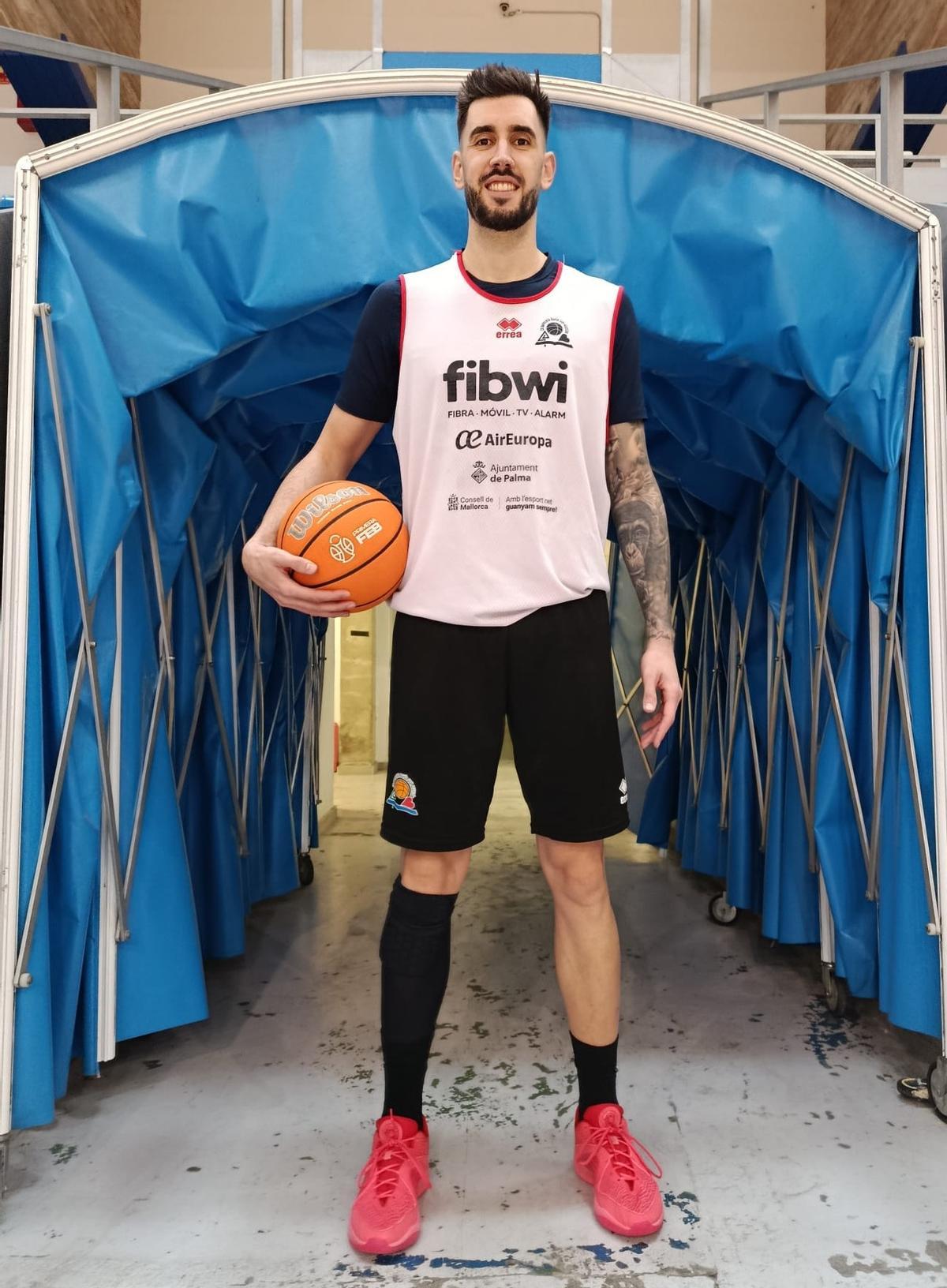 Aramburu posa con un balón a la salida del túnel de vestuarios en Son Moix.