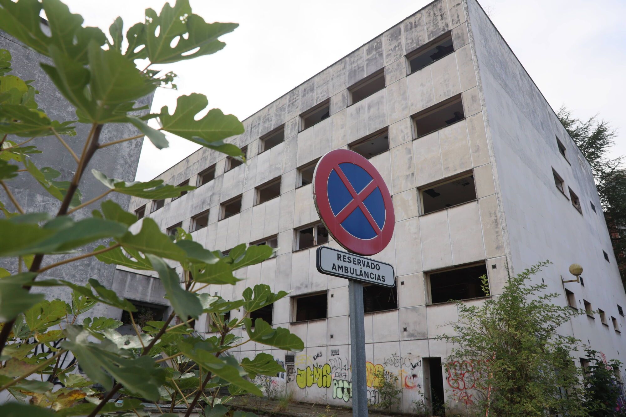 Viejo HUCA. Recorrido por cómo está el viejo hospital.