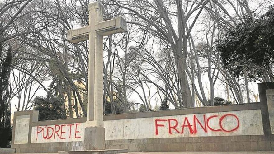 Nuevo ataque a la cruz del parque Ribalta con pintadas contra Franco