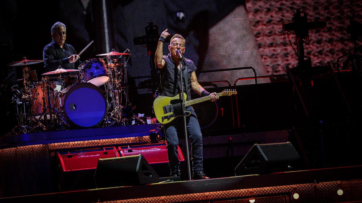 El cantant nord-americà Bruce Springsteen en un moment del concert a l'Estadi Olímpic de Montjuic, a Barcelona