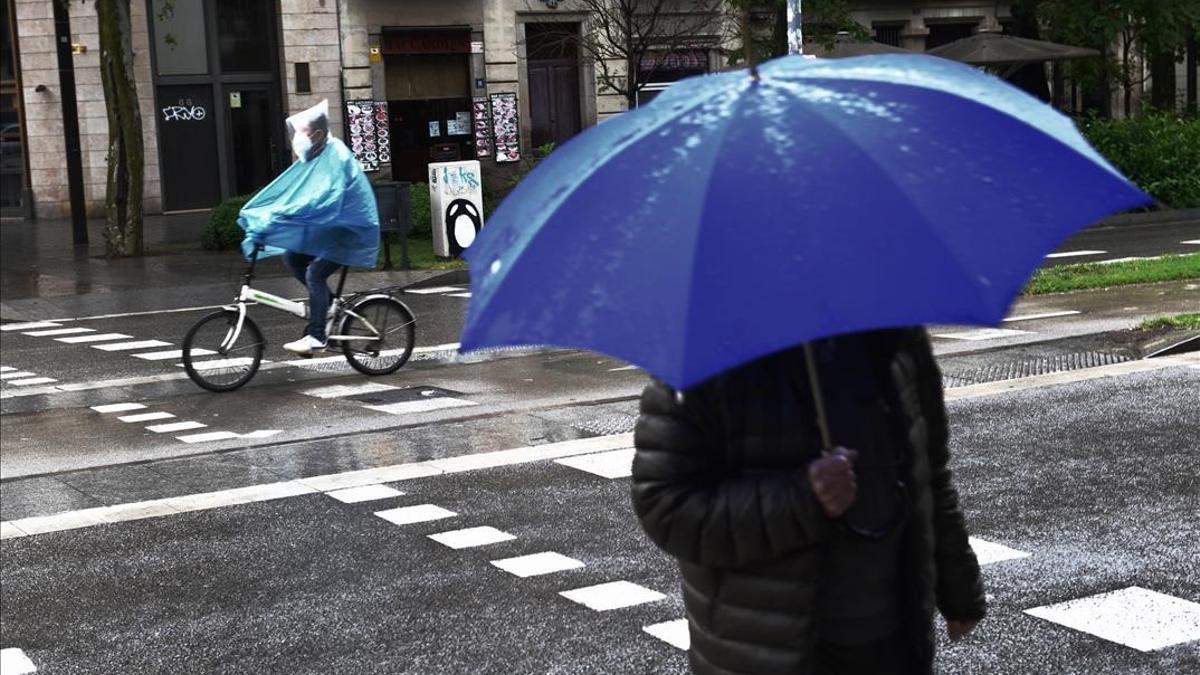 Barcelona  01 05 2021  Barcelona    Paseantes protegidos con paraguas para la ligera lluvia que cae en la ciudad esta manana  Fotografia de Jordi Cotrina