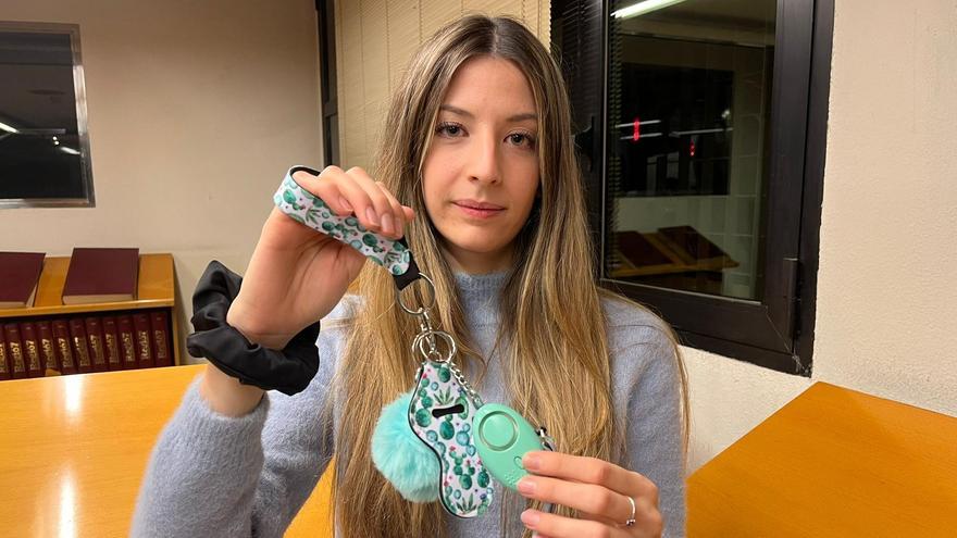 La impulsora de Safetik, Judit Garroset, amb una alarma a les mans