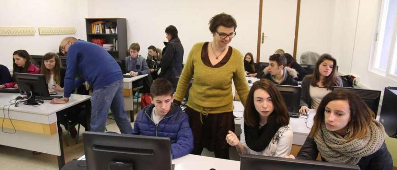 Los jóvenes franceses con los profesores ayer en una actividad en el instituto lalinense. // Bernabé/Gutier