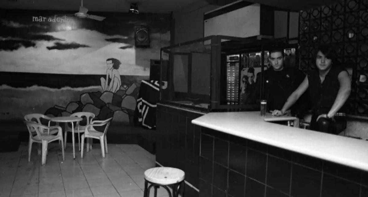 José Manuel Martínez 'Boch' y Antonio Estación, en la barra del bar, en 1989.