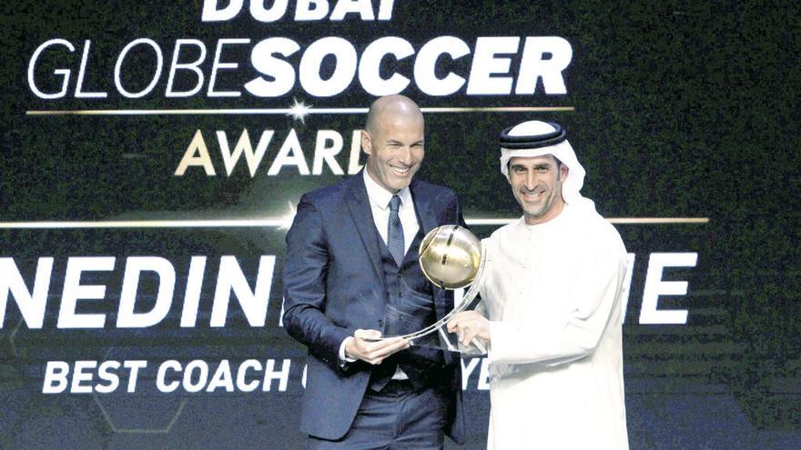 Zidane, tras recibir el premio como mejor entrenador. // Efe