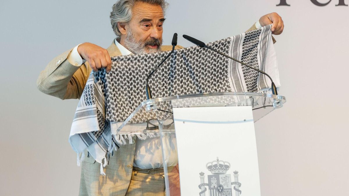 Eduard Fernández exhibe un pañuelo palestino al recoger el Premio Nacional de Cinematografía: "Gaza es un espejo donde salimos todos"