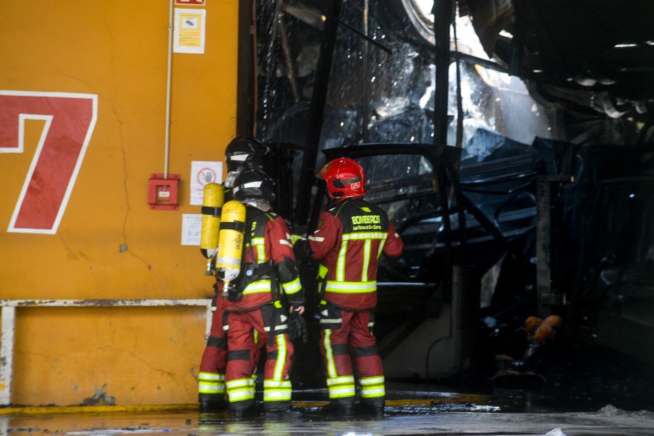 Bomberos de Las Palmas de Gran Canaria controlan el incendio de una nave multiusos en Mercalaspalmas